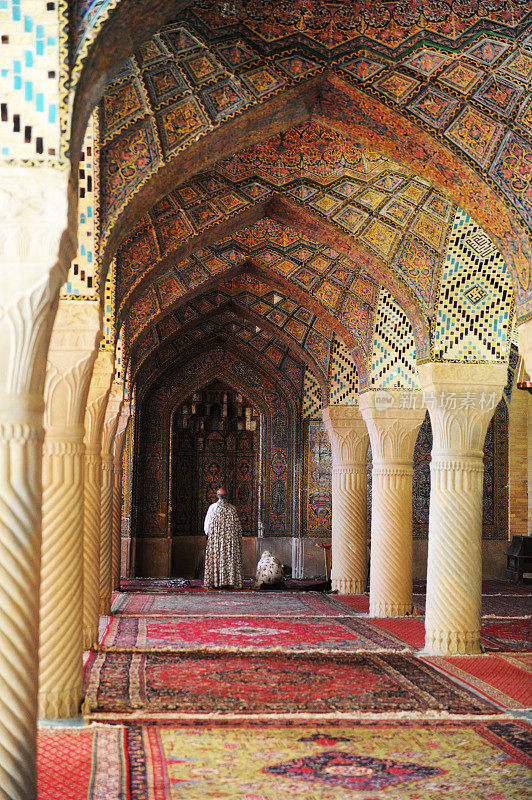 在Nasir al-Mulk Mosque祈祷